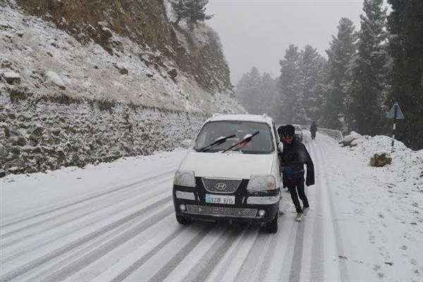 Snowfall; Traffic Suspended in Border Areas of Kupwara, Mughal Road