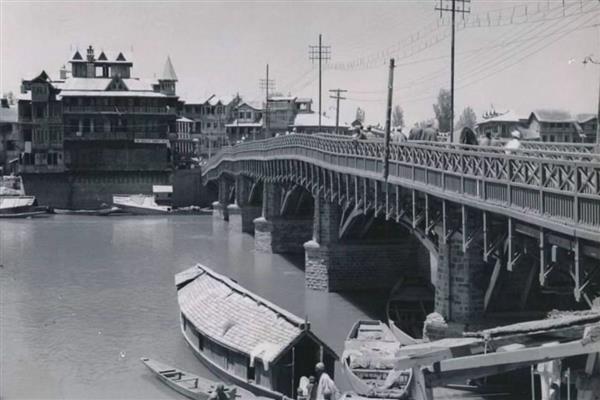 Amira Kadal in 1930. Credits: Kashmir Old Pictures