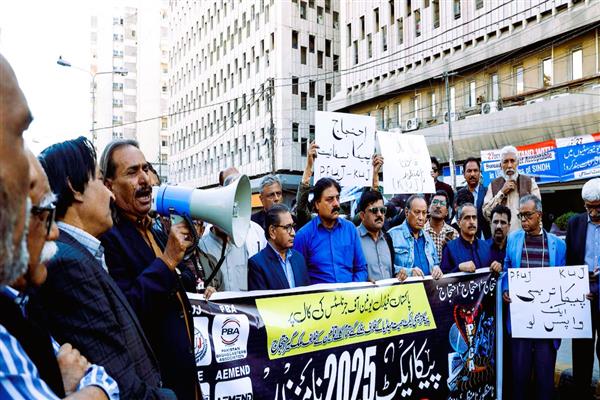 Journalists protest press freedom in Karachi, Jan 28, 2025
