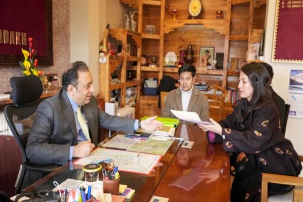 ALHGHA president Rigzin Wangmo Lachic submits a memorandum to CS Ashish Kundra 